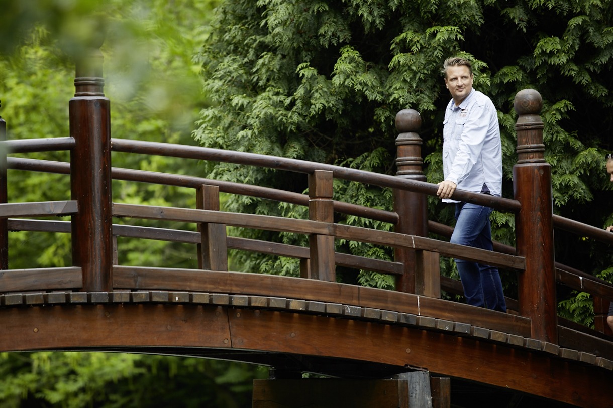 Tomasz, peritonealdialyspatient från Polen, på en bro