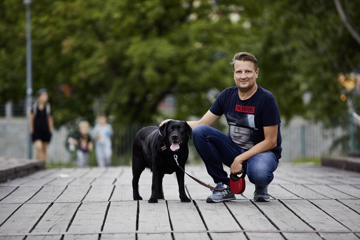 Tomasz, peritonealdialyspatient från Polen, sittande på en trappa