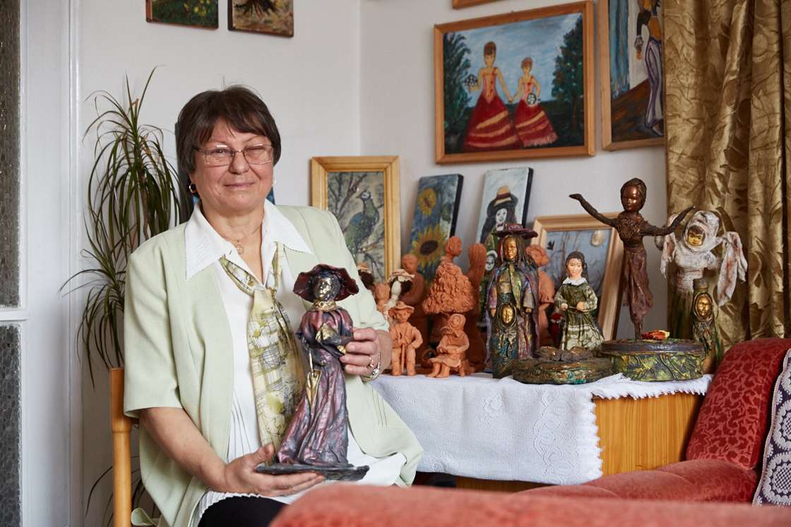 Gizella Laurencsik, dialyspatient, i sitt vardagsrum