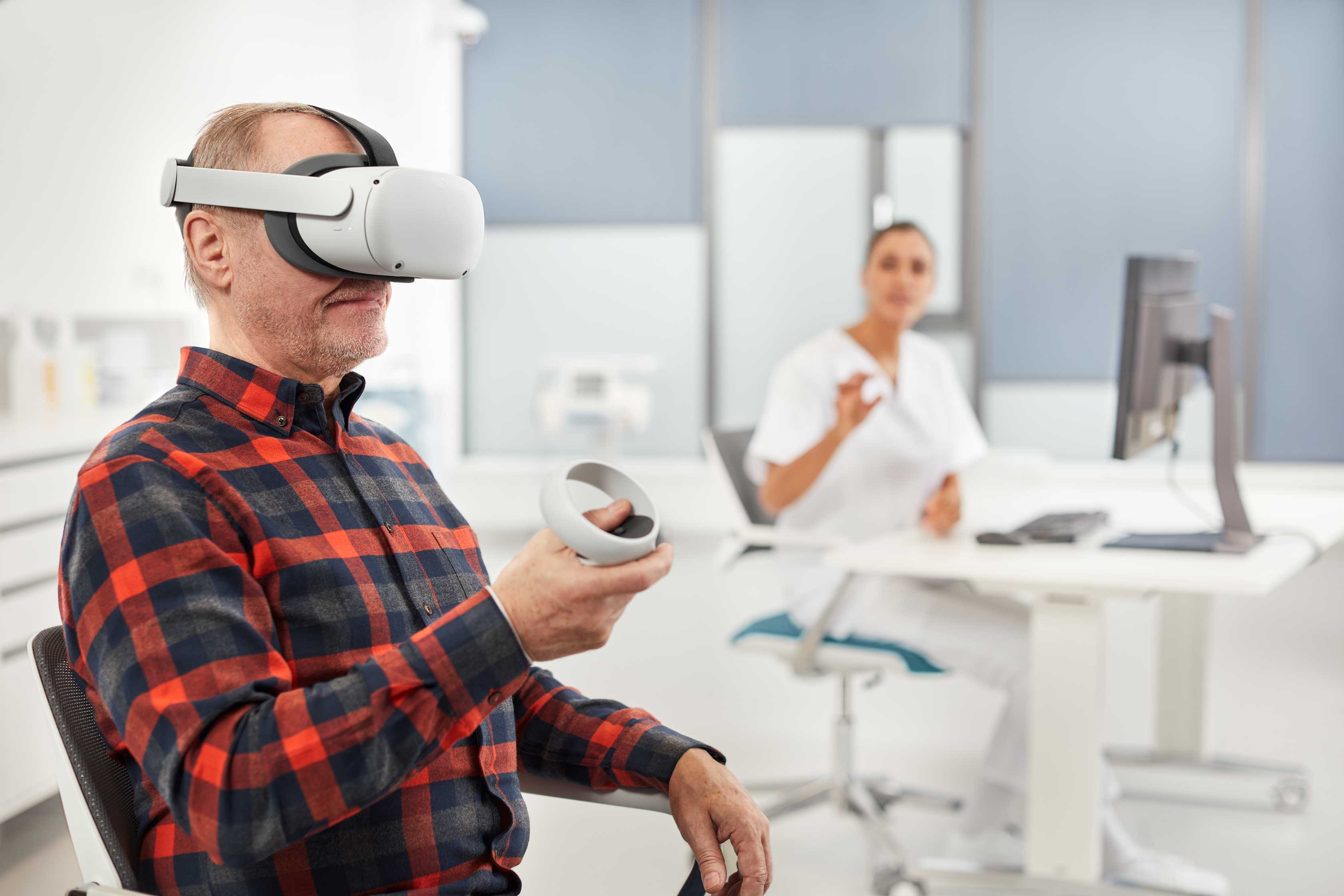 man med VR-glasögon (Virtual Reality)